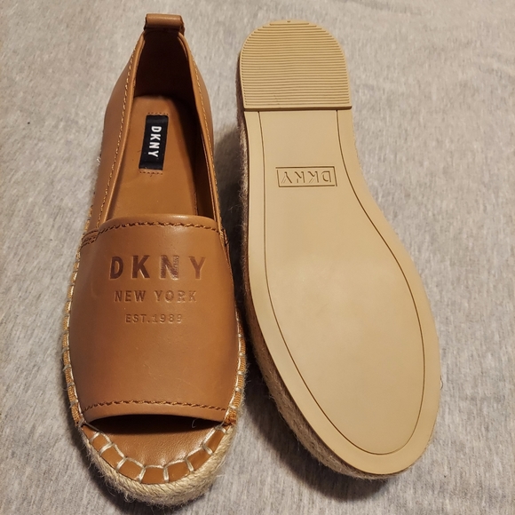 DKNY woman flats brown in Color, size 7.5 - Picture 3 of 3